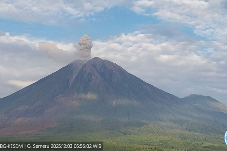 Gunung Semeru Erupsi 16 Kali Sejak Tengah Malam