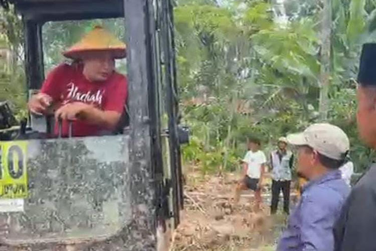 Kasat Reskrim Solok Kota Turun Langsung Bersihkan Jalan Pascabanjir di Nagari Salayo