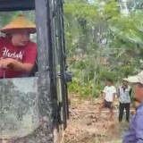 Kasat Reskrim Solok Kota Turun Langsung Bersihkan Jalan Pascabanjir di Nagari Salayo