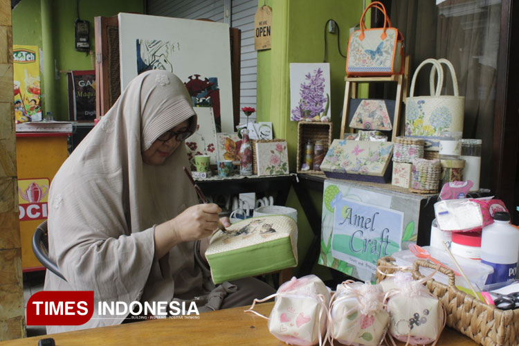 Amelcraft Malang: A Creative Small Business Bringing Art Therapy Through Decoupage