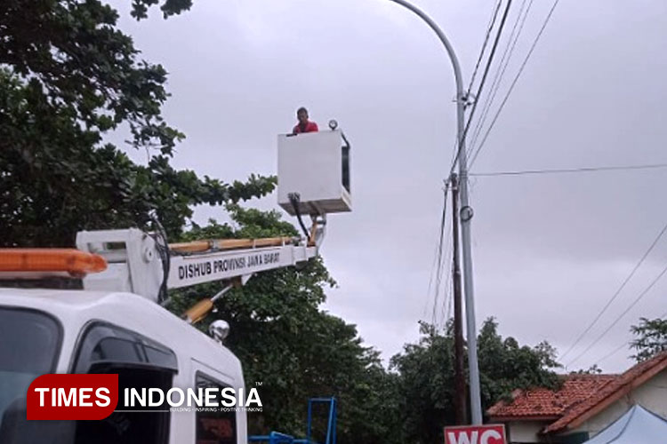 Dishub Pangandaran Perbaiki Lampu PJU Jelang Libur Nataru