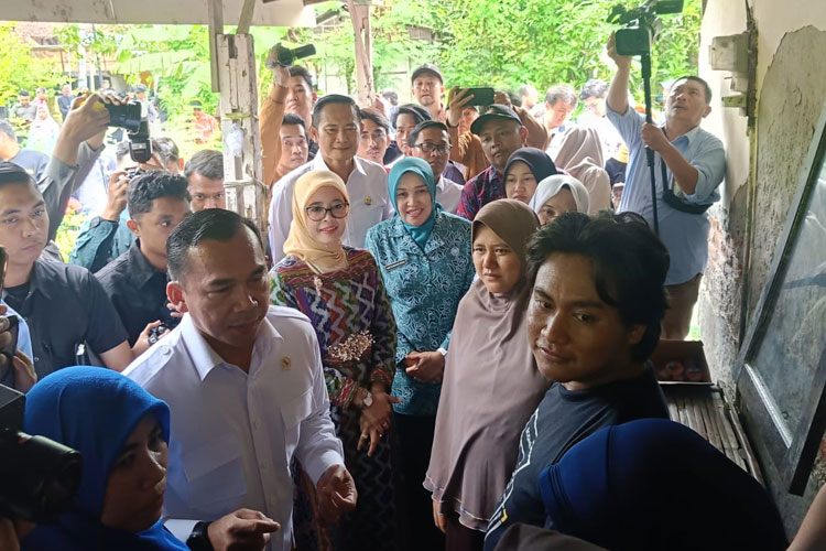 Menteri Wihaji Tinjau Keluarga Risiko Stunting dan Resmikan SIDAYA di Lamongan