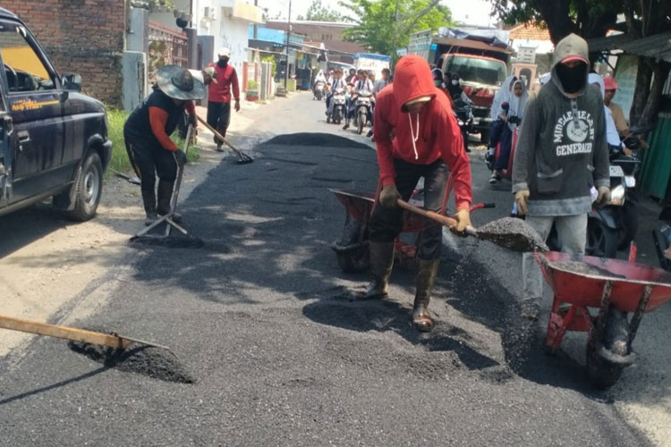 Pemkab Sidoarjo Mulai Tambal Jalan Berlubang Akibat Banjir