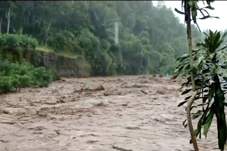 Pemecah Batu di Banyuwangi Hanyut Terseret Arus Deras Sungai Badeng Saat Meluap