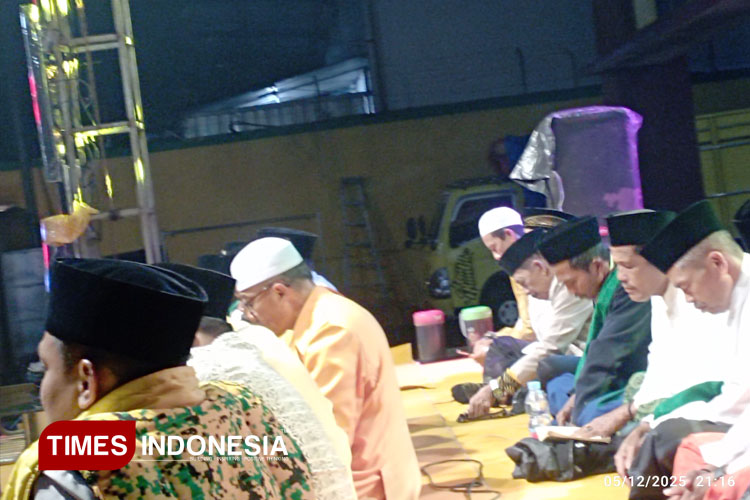 Suasana-khidmat-saat-salawat-dan-doa-bersama-b.jpg