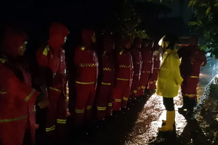 Longsor di Lereng Gunung Sinapeul Bandung, 100 KK Dievakuasi, 4 Rumah Tertimbun
