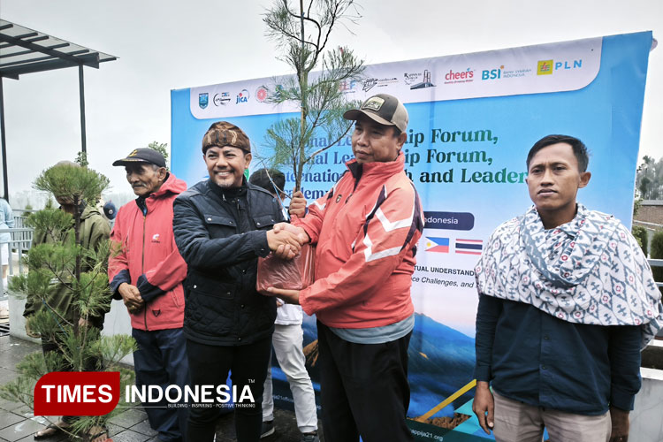 Kunjungi Bromo, Kappija21 Serahkan Bibit Pohon dan Nikmati Bromo Sunset Music and Culture