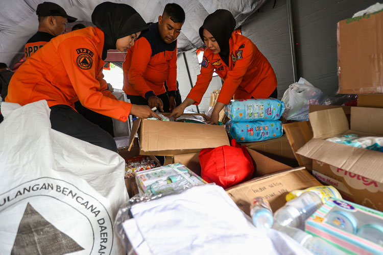 Empat Truk Logistik Bantuan dari Surabaya Kembali Diterbangkan ke Sumatra