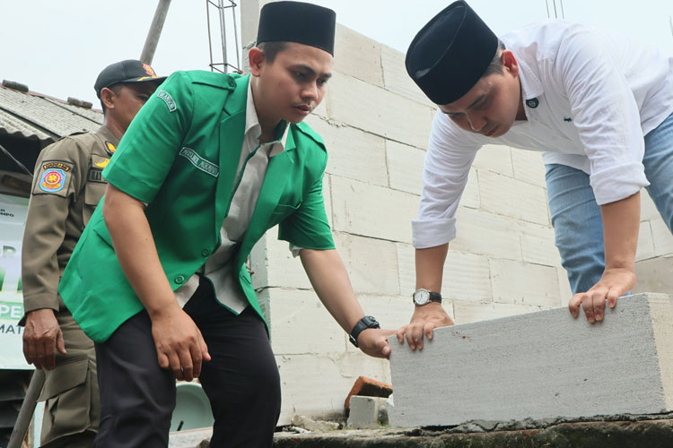 Gandeng Baznas, Bupati Mojokerto Gus Barra Bedah Dua Rumah Warga Prasejahtera