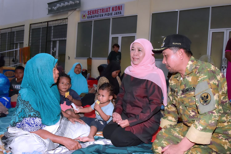 Turun ke Aceh Kirim Bantuan, Gubernur Khofifah Juga Sapa Pengungsi di Pidie Jaya