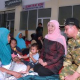 Turun ke Aceh Kirim Bantuan, Gubernur Khofifah Juga Sapa Pengungsi di Pidie Jaya