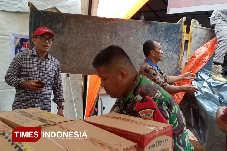 Petugas-gabungan-menurunkan-bantuan-logistik-setibanya-truk-di-Posko-Utama-Penanganan-Bencana-Koto-Baru-B.jpg