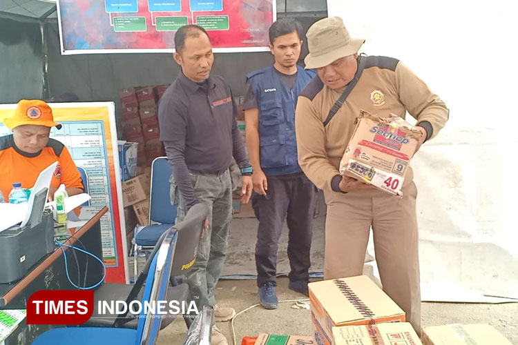 Petugas-gabungan-menurunkan-bantuan-logistik-setibanya-truk-di-Posko-Utama-Penanganan-Bencana-Koto-Baru-C.jpg