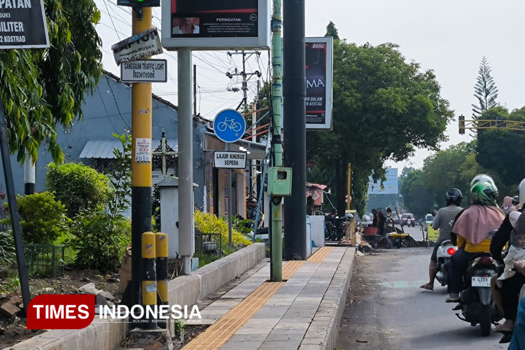 Ketika Guiding Block untuk Disabilitas Netra Berhalang Tiang PJU di Probolinggo