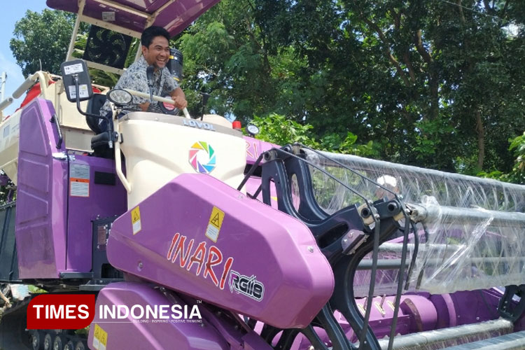 Dongkrak Efektivitas Panen, Petani Kediri Terima Bantuan Alsintan