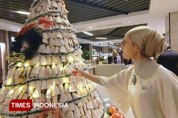 Unik! Pohon Natal dari Ribuan Pudak Jadi Ikon Baru di Kabupaten Gresik