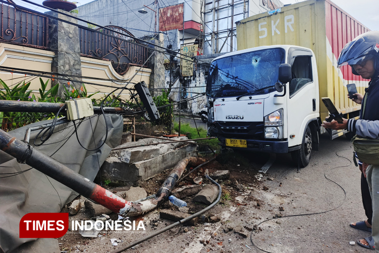 Ngantuk, Sopir Truk Tabrak Tiang dan Tenda Warung di Banyuwangi