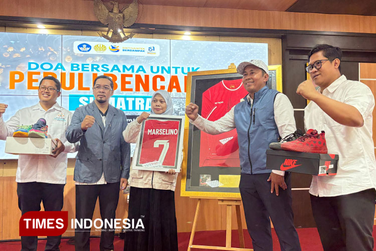 Aksi Peduli Unesa untuk Bencana Sumatra: Lelang Raket Emas Ratri hingga Terjunkan Relawan