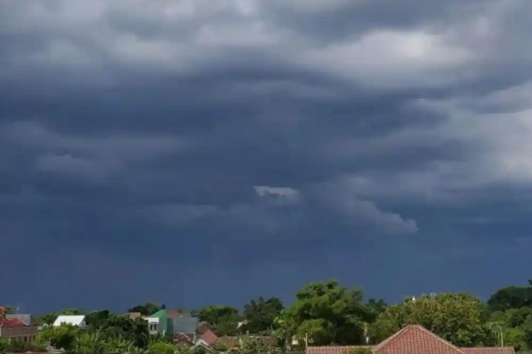 BMKG: Hujan dan Petir Mengintai Wilayah Barat hingga Timur Indonesia