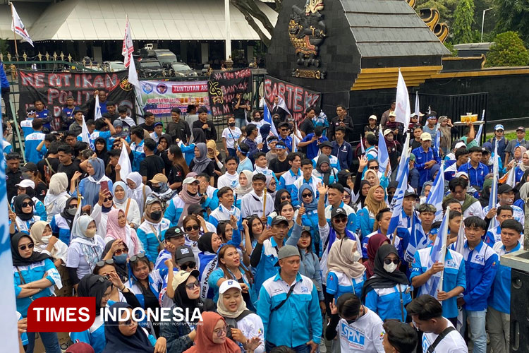 Tuntut UMP–UMSK, Puluhan Buruh Rembang Geruduk Gubernur Jateng