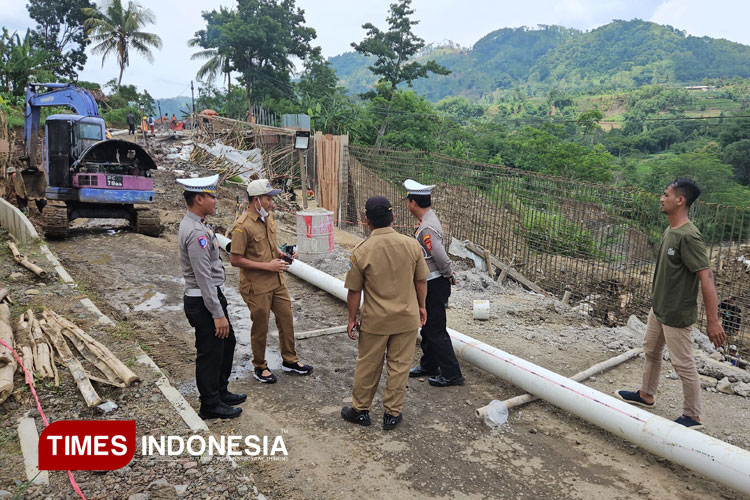 Satlantas Polres Majalengka Pantau Perbaikan Jalan Ambles di Ruas Talaga-Bantarujeg