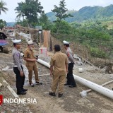Satlantas Polres Majalengka Pantau Perbaikan Jalan Ambles di Ruas Talaga-Bantarujeg