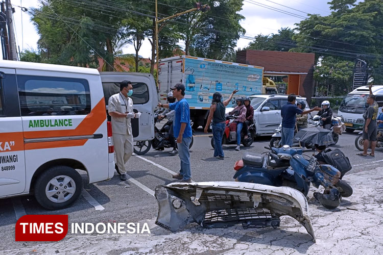 Truk Tabrak Mobil dan Sepeda Motor di Banyuwangi, Korban Dilarikan ke RS