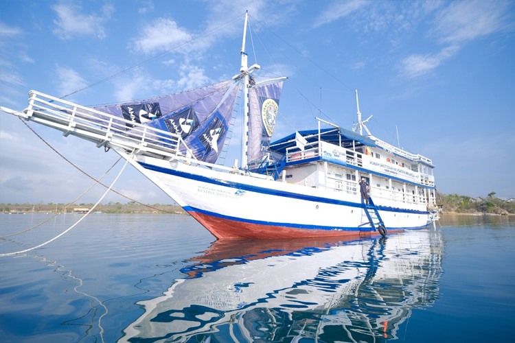 Rumah Sakit Kapal Ksatria Airlangga Kirim Bantuan ke Sumatra