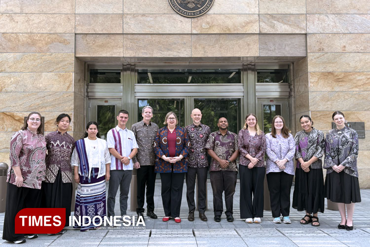 Jembatan Pendidikan AS-Indonesia Diperkuat, 9 Relawan Peace Corps Disebar ke Jatim, Jabar, dan NTT