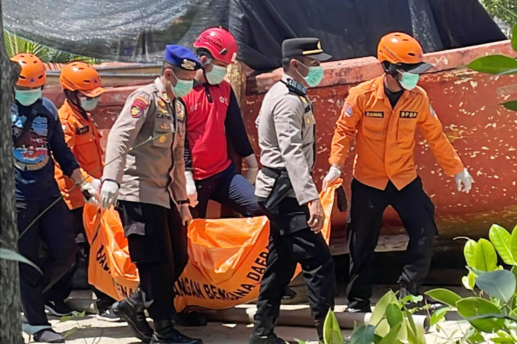 Warga Temukan Mayat Tanpa Identitas Mengapung di Perairan Pulau Mandangin Sampang, Ini Ciri-cirinya