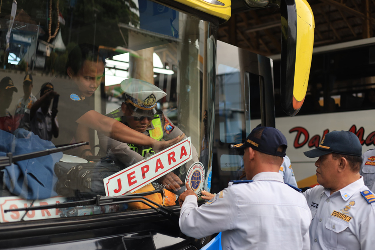 Dishub dan Satlantas Polres Gresik Lakukan Ramcheck Transportasi Jelang Nataru