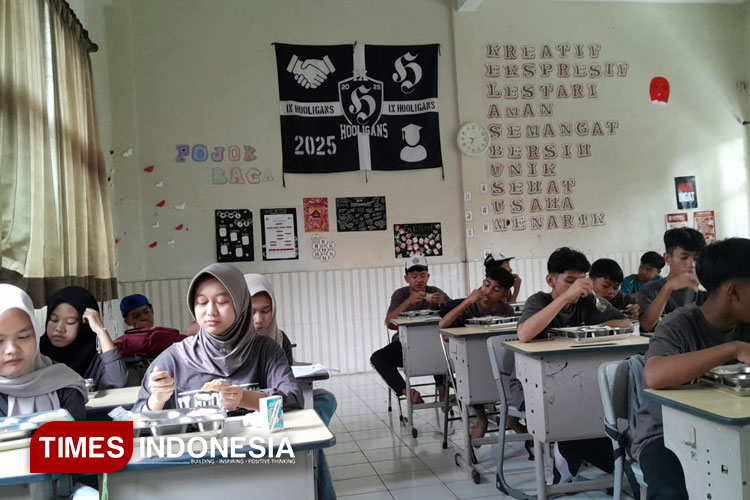 siswa-menikmati-MBG.jpg
