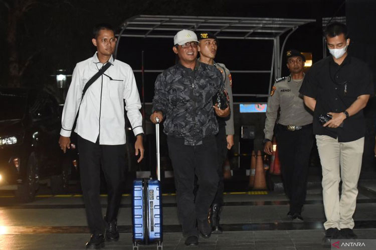 KPK Sita Uang Tunai dan Emas dalam OTT Bupati Lampung Tengah