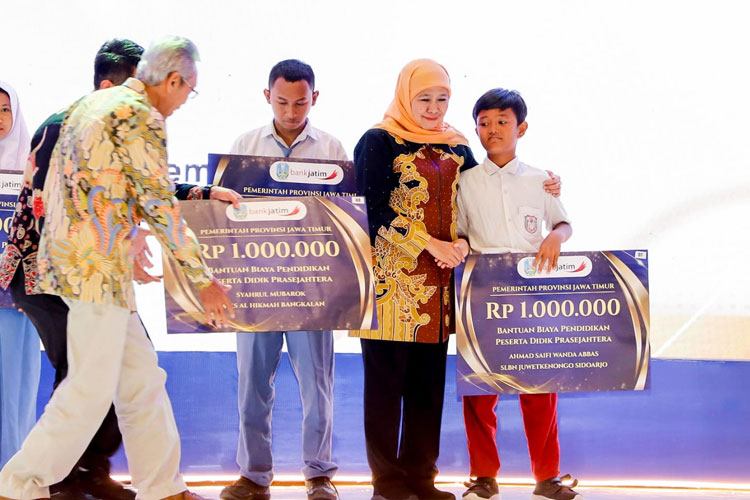 Pemprov Jatim Berikan Tunjangan Siswa SMA Sederajat Total Rp48,077 Miliar