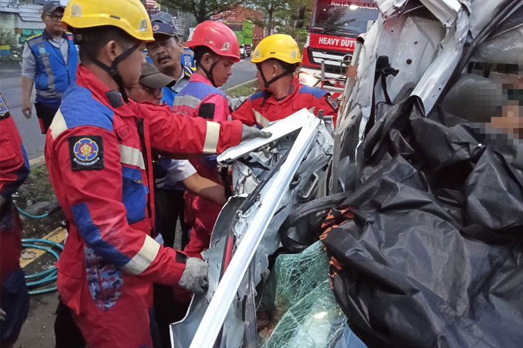 Truk Muat LPG Tabrak Belakang Truk Tronton di Exit Tol Banyu Urip, Pengemudi Tewas