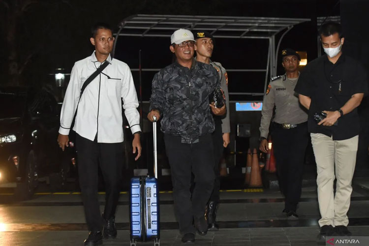 KPK Akan Umumkan Status Bupati Lampung Tengah dan 4 Orang Lain sebagai Tersangka Sore Ini