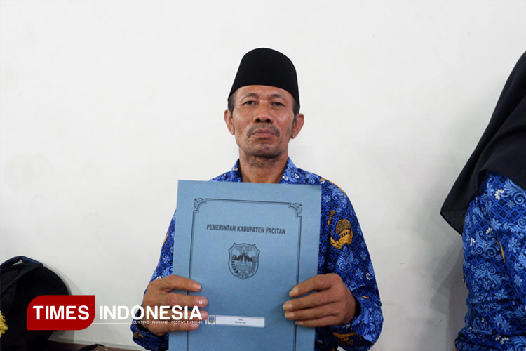 Jelang Pensiun, Katelan Sang Penjaga Sekolah di Pacitan Akhirnya Terima SK PPPK