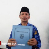Jelang Pensiun, Katelan Sang Penjaga Sekolah di Pacitan Akhirnya Terima SK PPPK