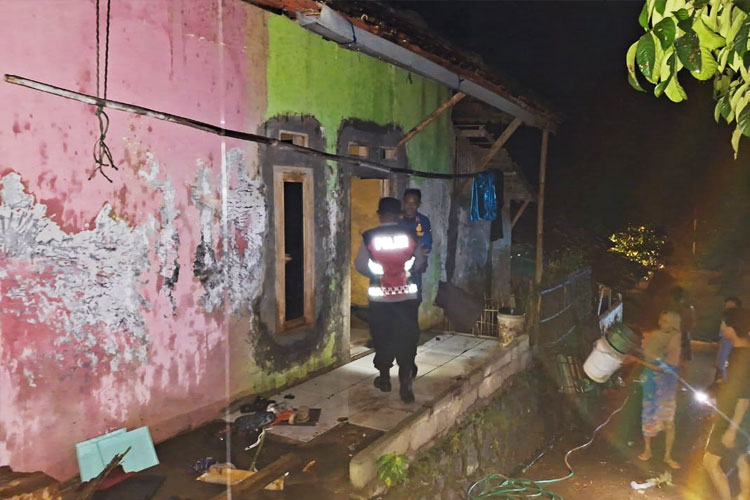 Diduga Karena Korsleting Listrik, Rumah di Mande Cianjur Ludes Terbakar