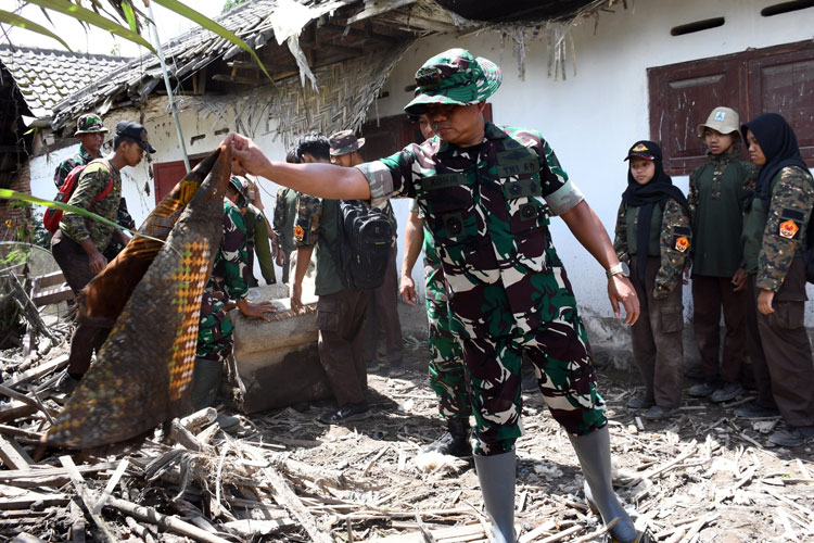 Danrem 083/Bdj Pimpin Karya Bakti Semeru: Prajurit Harus Hadir di Tengah Rakyat!