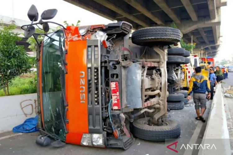 Truk Sampah Terguling di Kalimalang,  Hindari Pengendara Motor Berkecepatan Tinggi