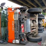 Truk Sampah Terguling di Kalimalang,  Hindari Pengendara Motor Berkecepatan Tinggi