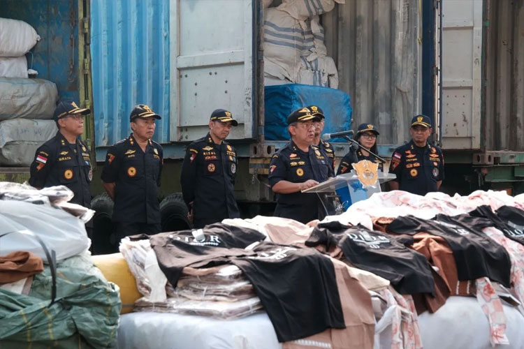 Bea Cukai Pertimbangkan Salurkan Baju Ilegal Sitaan untuk Korban Bencana Sumatera