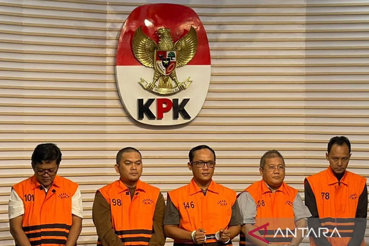 KPK Tetapkan Bupati Lampung Tengah dan Adiknya Sebagai Tersangka, 5 Orang Ditahan
