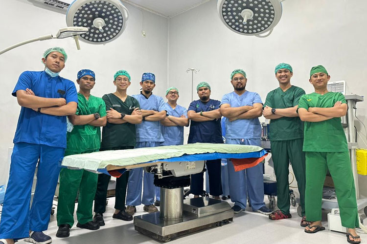 Tenaga Medis Tim Gabungan Unair Inisiasi Operasi di RSUD Aceh Tamiang