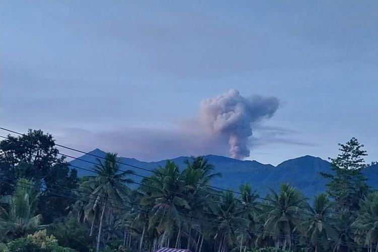 Gunung Dukono Semburkan Asap Putih Kelabu Setinggi 900 Meter