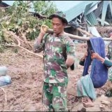TNI Evakuasi Dua Lansia Penderita Stroke dengan Tanduan Sarung di Bener Meriah
