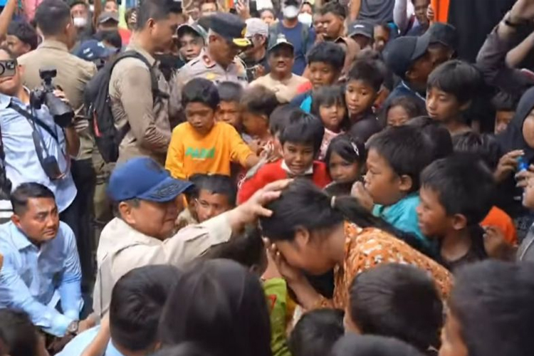 Prabowo Minta Anak-Anak Aceh Tetap Tabah dan Semangat
