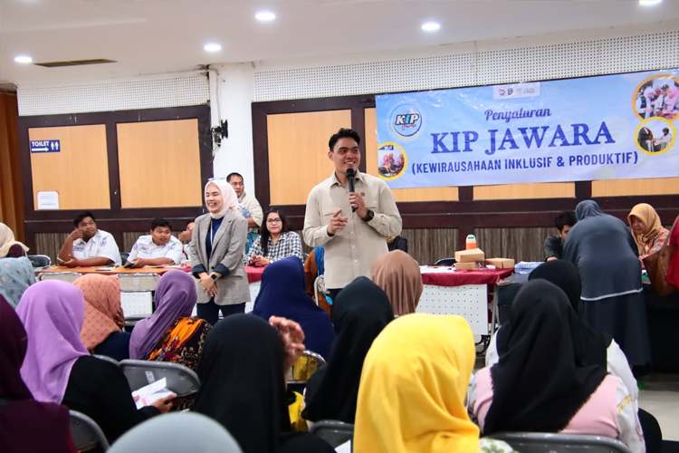 DPRD Jatim Kawal Penyaluran KIP Jawara, Ratusan Ibu Surabaya Terima Modal Usaha