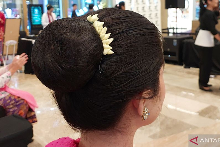 Konde Cepol Betawi: Tutorial Simpel ala Sherly Amanda, Anggun dan Kekinian!